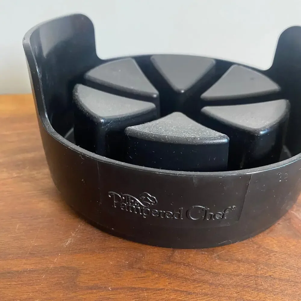 The Pampered Chef Tomato Slicer & Holder
